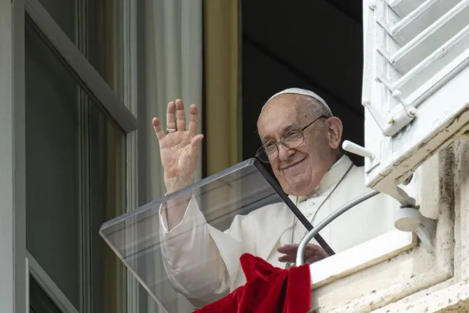 Le pape François prononce le discours hebdomadaire de l'Angélus le 27 août 2023. | Vatican Media / 