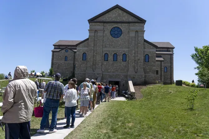 Des milliers de pèlerins ont fait la queue à l'abbaye de Notre-Dame d'Éphèse à Gower, dans le Missouri, pour voir la dépouille de Sœur Wilhelmina Lancaster.