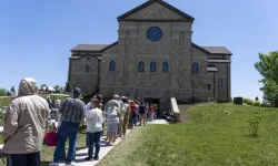 Des milliers de pèlerins ont fait la queue à l'abbaye de Notre-Dame d'Éphèse à Gower, dans le Missouri, pour voir la dépouille de Sœur Wilhelmina Lancaster. / 