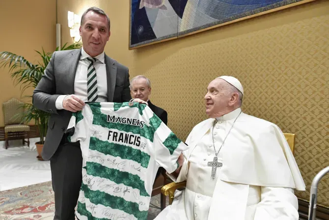 Le pape François rencontre des joueurs de football professionnels du Celtic Football Club, une équipe fondée par un frère religieux catholique irlandais, le mercredi 29 novembre 2023, au Vatican. | Crédit : Vatican Media