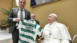 Le pape François rencontre des joueurs de football professionnels du Celtic Football Club, une équipe fondée par un frère religieux catholique irlandais, le mercredi 29 novembre 2023, au Vatican. | Crédit : Vatican Media / 
