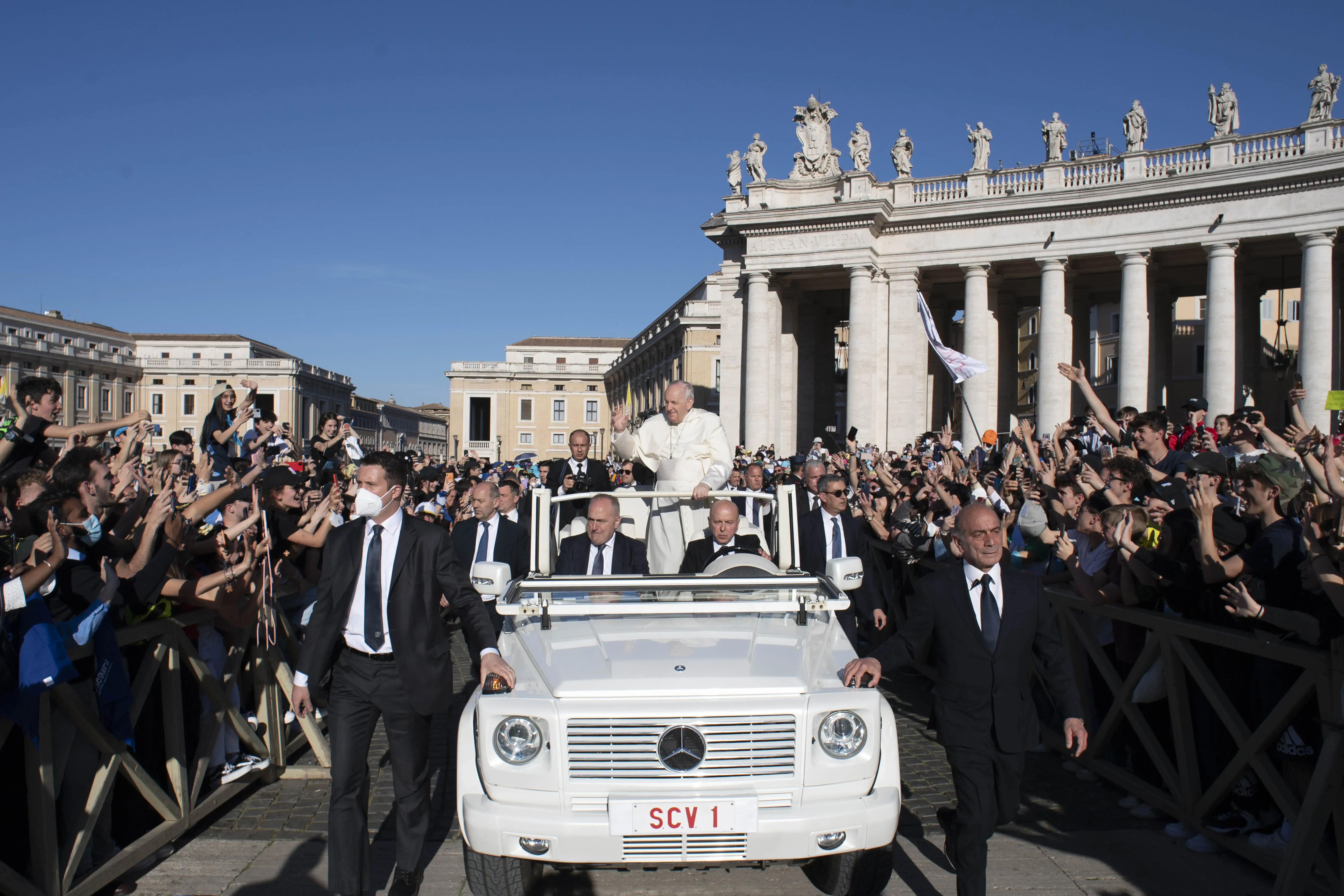 Le pape François salue 80 000 adolescents en pèlerinage sur la place Saint-Pierre, le 18 avril 2022. Vatican Media