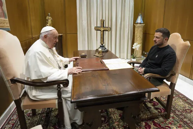 Le pape François rencontre le président ukrainien Volodymyr Zelenskyy au Vatican le 13 mai 2023, leur première rencontre depuis le début de la guerre avec la Russie. | Crédit : Vatican Media
