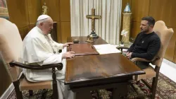 Le pape François rencontre le président ukrainien Volodymyr Zelenskyy au Vatican le 13 mai 2023, leur première rencontre depuis le début de la guerre avec la Russie. | Crédit : Vatican Media / 
