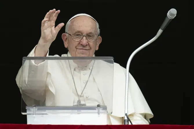 Le pape François salue la foule lors de son discours du Regina Caeli, le 14 mai 2023. | Vatican Media