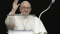 Le pape François salue la foule lors de son discours du Regina Caeli, le 14 mai 2023. | Vatican Media / 