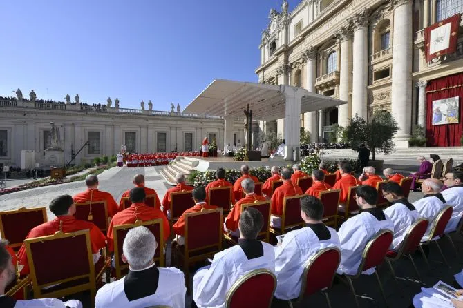 Le pape François a créé 21 nouveaux cardinaux du monde entier lors d'un consistoire samedi matin sur la place Saint-Pierre (30 septembre 2023). | Crédit : Vatican Media