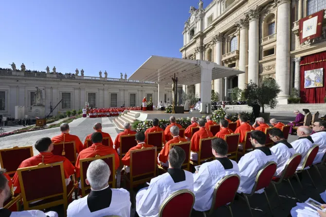 Le pape François a créé 21 nouveaux cardinaux du monde entier lors du consistoire du samedi matin, 30 septembre 2023, sur la place Saint-Pierre. | Crédit : Vatican Media