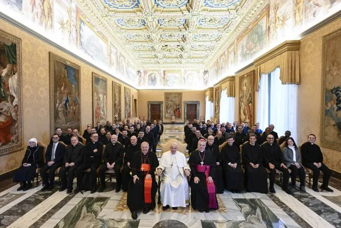 Le pape François rencontre les participants à un cours international de formation pour les célébrations liturgiques dans les diocèses catholiques, le 20 janvier 2023 | Vatican Media