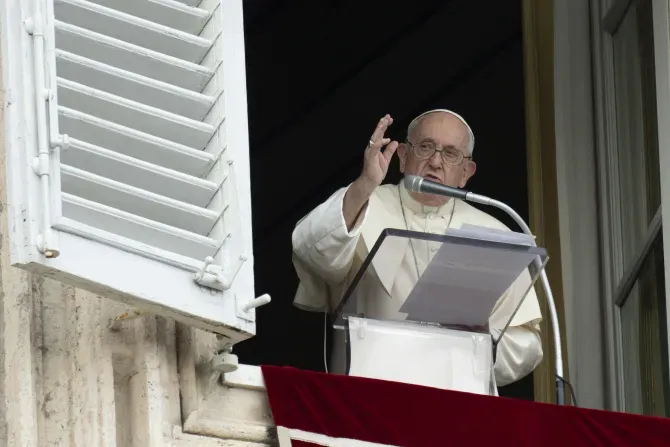 Le pape François bénit la foule sur la place Saint-Pierre après la prière de l'Angélus, le 2 juillet 2023. | Vatican Media