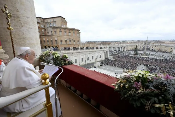 Le pape François prononce son discours annuel "urbi et orbi" sur Noël depuis le balcon central de la basilique Saint-Pierre, le 25 décembre 2023. | Crédit : Vatican Media