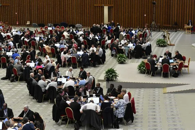 Les délégués du Synode sur la synodalité se réunissent en tables rondes le 21 octobre 2023. | Crédit : Vatican Media