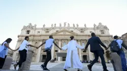 Des jeunes du monde entier se tiennent la main sur la place Saint-Pierre lors de l'événement de fraternité humaine #NotAlone, le 10 juin 2023. | Vatican Media / 