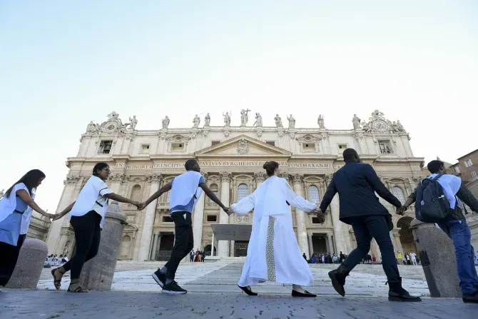 Des jeunes du monde entier se tiennent la main sur la place Saint-Pierre lors de l'événement de fraternité humaine #NotAlone, le 10 juin 2023. | Vatican Media