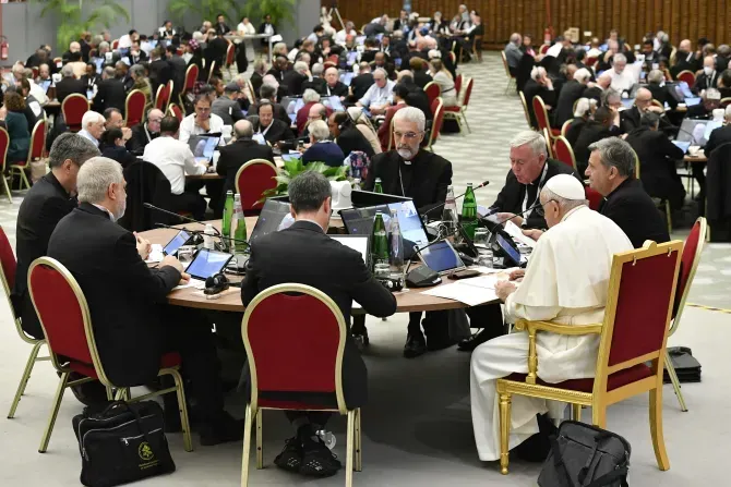 Le pape François parmi les délégués du Synode sur la synodalité, qui se tiendra en octobre 2023. | Crédit : Vatican Media