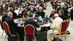 Le pape François parmi les délégués du Synode sur la synodalité, qui se tiendra en octobre 2023. | Crédit : Vatican Media / 