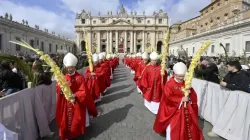 Le dimanche des Rameaux, des centaines de prêtres, d'évêques, de cardinaux et de laïcs ont porté solennellement de grandes branches de palmier en procession sur la place Saint-Pierre. | Vatican Media / 