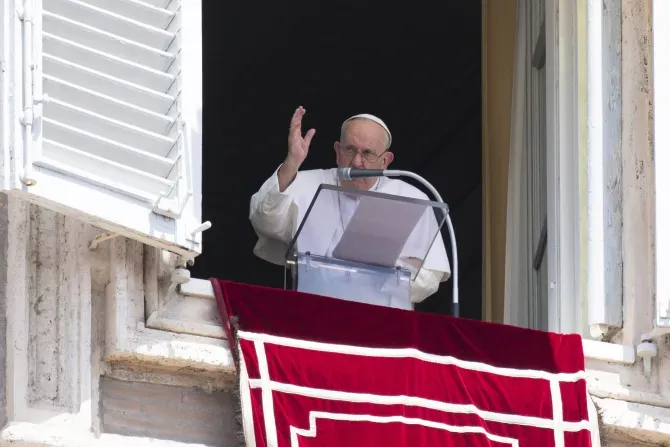 Le pape François bénit la foule sur la place Saint-Pierre après la prière de l'Angélus, le dimanche 16 juillet 2023. | Crédit : Vatican Media