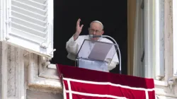 Le pape François bénit la foule sur la place Saint-Pierre après la prière de l'Angélus, le dimanche 16 juillet 2023. | Crédit : Vatican Media / 