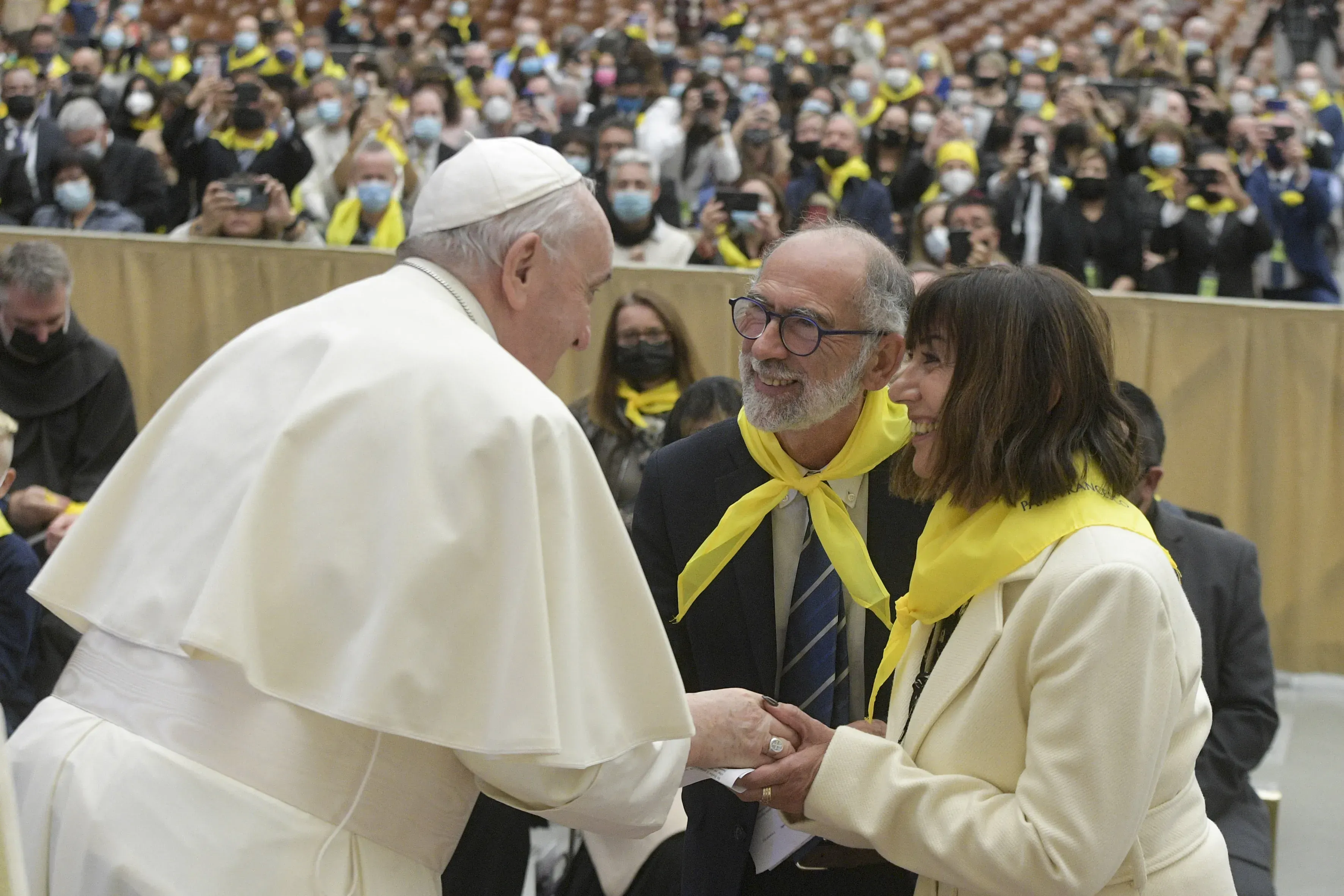 Le pape François salue un couple lors d'une rencontre avec les membres du ministère du mariage Retrouvaille, le 6 novembre 2021. Vatican Media