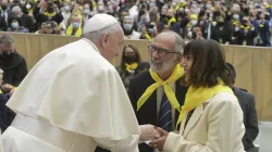 Le pape François salue un couple lors d'une rencontre avec les membres du ministère du mariage Retrouvaille, le 6 novembre 2021. Vatican Media / 