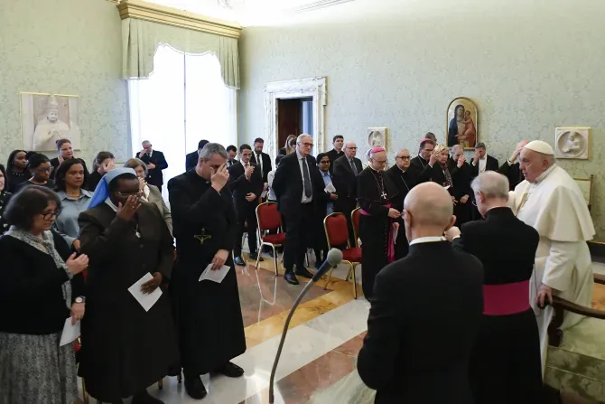 Le Pape François se joint à la Commission pontificale pour la protection des mineurs dans la prière au Vatican le 7 mars 2024. | Crédit : Vatican Media