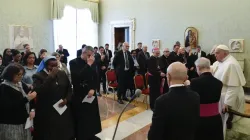 Le Pape François se joint à la Commission pontificale pour la protection des mineurs dans la prière au Vatican le 7 mars 2024. | Crédit : Vatican Media / 