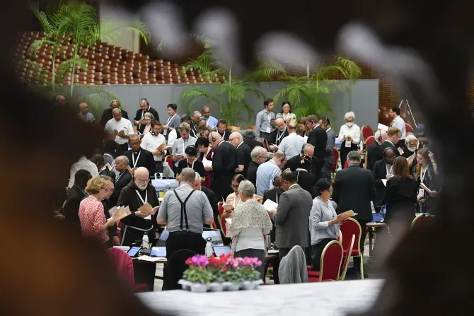 Les délégués au Synode sur la synodalité participent à des tables rondes en petits groupes le 9 octobre 2023. | Crédit : Vatican Media