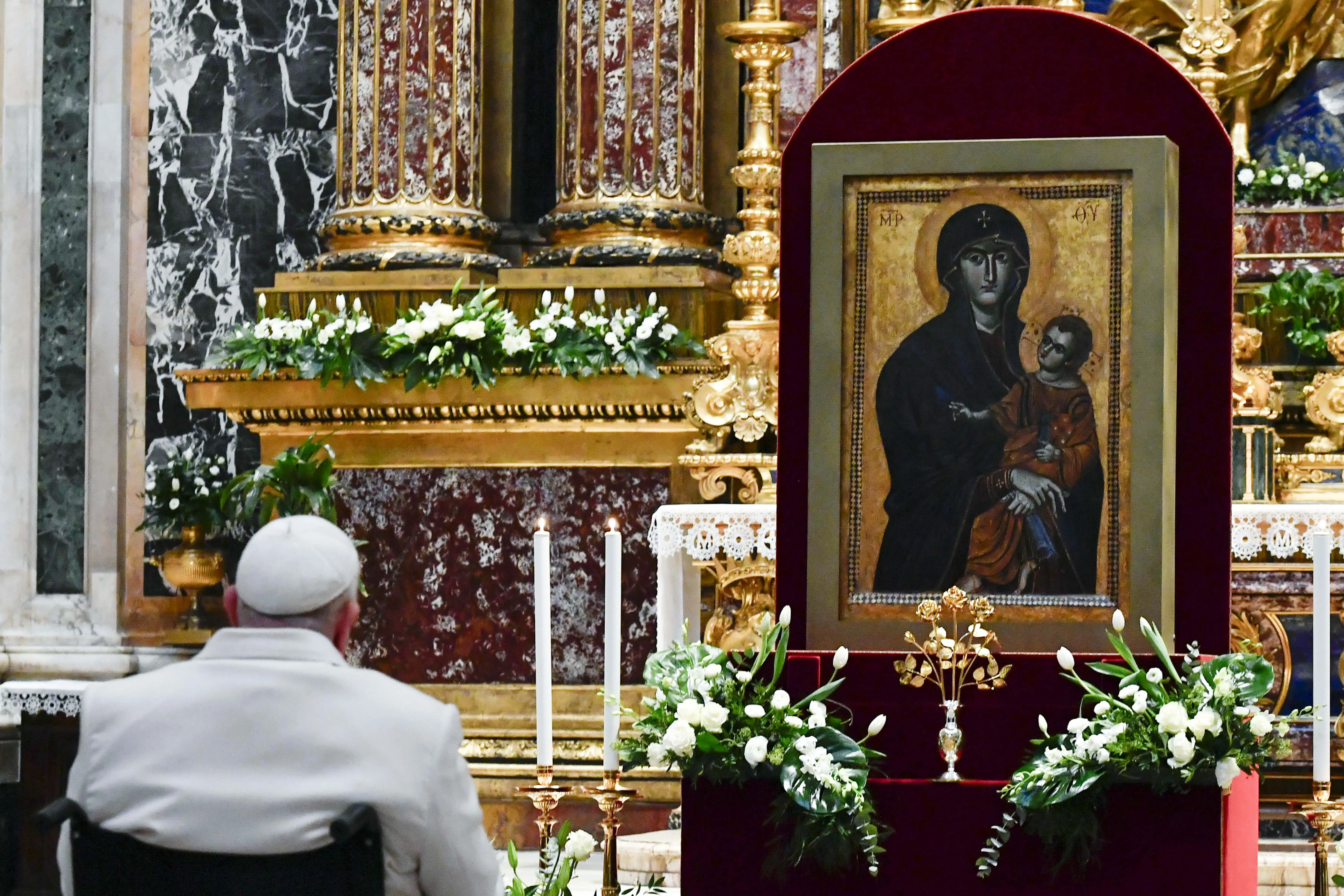 Le pape François vénère l'icône Salus Populi Romani dans la basilique Sainte-Marie-Majeure, le 8 décembre 2023.