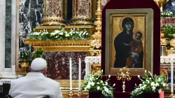 Le pape François vénère l'icône Salus Populi Romani dans la basilique Sainte-Marie-Majeure, le 8 décembre 2023. / 