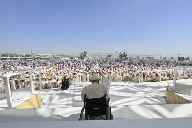 Le pape François salue la foule de 1,5 million de personnes qui ont assisté à la messe de clôture des Journées Mondiales de la Jeunesse 2023 à Lisbonne, au Portugal, le 6 août 2023. | Vatican Media.