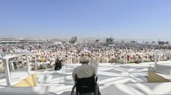 Le pape François salue la foule de 1,5 million de personnes qui ont assisté à la messe de clôture des Journées Mondiales de la Jeunesse 2023 à Lisbonne, au Portugal, le 6 août 2023. | Vatican Media. / 