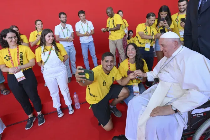 Le Pape François prend des selfies avec des volontaires après la messe de clôture des JMJ2023 à Lisbonne, 6 août 2023. | Crédit photo : Vatican Media