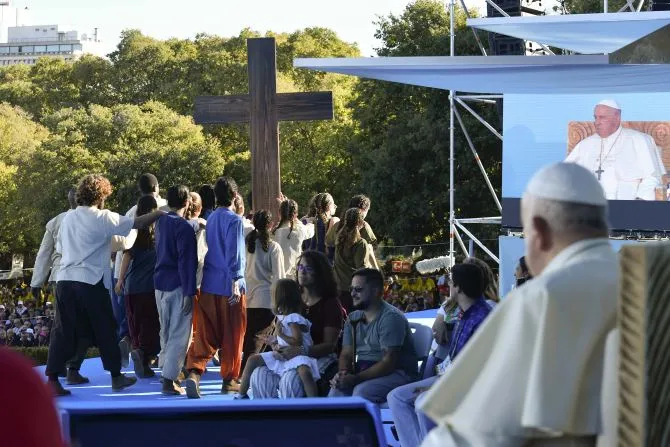 Des jeunes participent au chemin de croix lors des Journées Mondiales de la Jeunesse dans le parc Eduardo VII à Lisbonne, Portugal, le 4 août 2023. | Crédit : Vatican Media