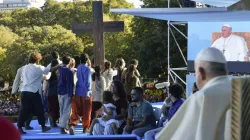 Des jeunes participent au chemin de croix lors des Journées Mondiales de la Jeunesse dans le parc Eduardo VII à Lisbonne, Portugal, le 4 août 2023. | Crédit : Vatican Media / 