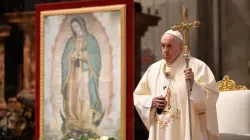 Le pape François offre la messe pour la fête de Notre-Dame de Guadalupe dans la basilique Saint-Pierre le 12 décembre 2020. | Vatican Media / 