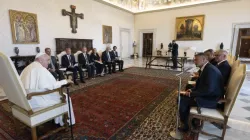 Le Pape François s'entretient avec des avocats du Conseil de l'Europe au Vatican le lundi 21 août 2023. | Crédit : Vatican Media / 