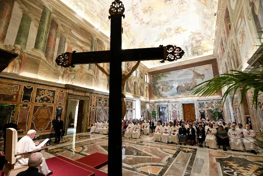 Le pape François avec les participants à une conférence sur la solidarité internationale trinitaire au Vatican, le 25 avril 2022. Vatican Media.