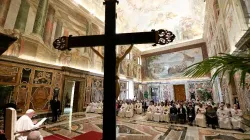 Le pape François avec les participants à une conférence sur la solidarité internationale trinitaire au Vatican, le 25 avril 2022. Vatican Media. / 
