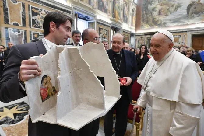 Le 24 novembre 2023, le pape François a rencontré des représentants, des maires et des chefs religieux des régions du centre de l'Italie touchées par des tremblements de terre dévastateurs entre août 2016 et janvier 2017. | Crédit : Vatican Media.