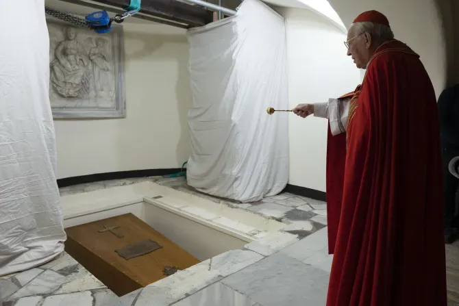 Le cercueil du pape Benoît XVI est préparé pour être inhumé dans la crypte de la basilique Saint-Pierre le 5 janvier 2023. | Vatican Media