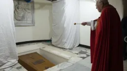 Le cercueil du pape Benoît XVI est préparé pour être inhumé dans la crypte de la basilique Saint-Pierre le 5 janvier 2023. | Vatican Media / 