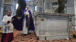 Le cardinal Mauro Gambetti, archiprêtre de la basilique Saint-Pierre, préside un rite pénitentiel le 3 juin 2023, deux jours après qu'un Polonais se soit déshabillé et soit monté sur le maître-autel de la basilique. | Vatican Media / 