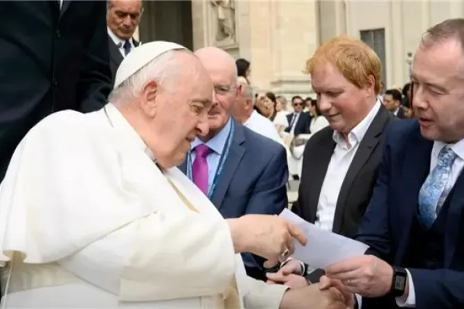 Aidan Gallagher, directeur d'EWTN Irlande, reçoit une bénédiction pour le film "Faith of Our Fathers" du pape François après l'audience générale du pape le 3 mai 2023. | Credit : Courtesy of EWTN News Nightly