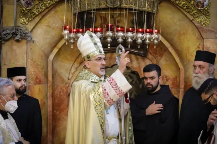 Le patriarche Pierbattista Pizzaballa bénit la congrégation à l'église du Saint-Sépulcre à Jérusalem le 4 avril 2021./ Patriarcat latin de Jérusalem.