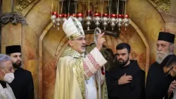 Le patriarche Pierbattista Pizzaballa bénit la congrégation à l'église du Saint-Sépulcre à Jérusalem le 4 avril 2021./ Patriarcat latin de Jérusalem. / 