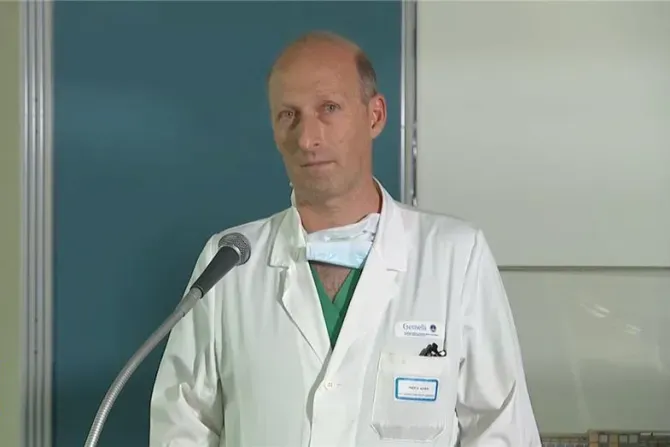 Le Dr Sergio Alfieri, chirurgien principal de l'opération abdominale du pape François, s'exprime lors d'une conférence de presse à l'hôpital Gemelli le 7 juin 2023. | Andreas Thonhauser/EWTN