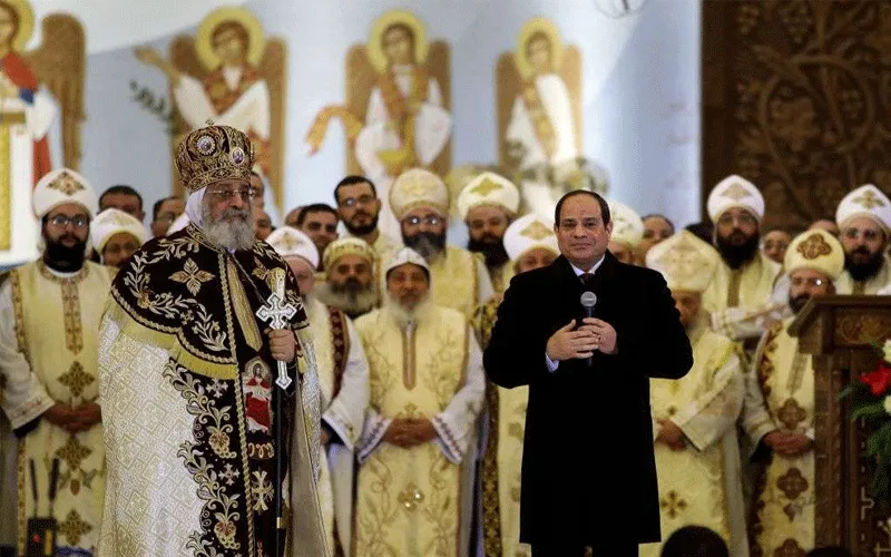 Le président égyptien Abdel Fattah al-Sisi s'exprime près de Tawadros II lors d'une liturgie à la cathédrale de la Nativité du Christ, dans la capitale administrative de l'Égypte, le 2 janvier 2020.