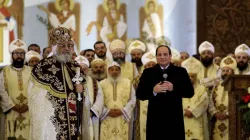 Le président égyptien Abdel Fattah al-Sisi s'exprime près de Tawadros II lors d'une liturgie à la cathédrale de la Nativité du Christ, dans la capitale administrative de l'Égypte, le 2 janvier 2020. / 