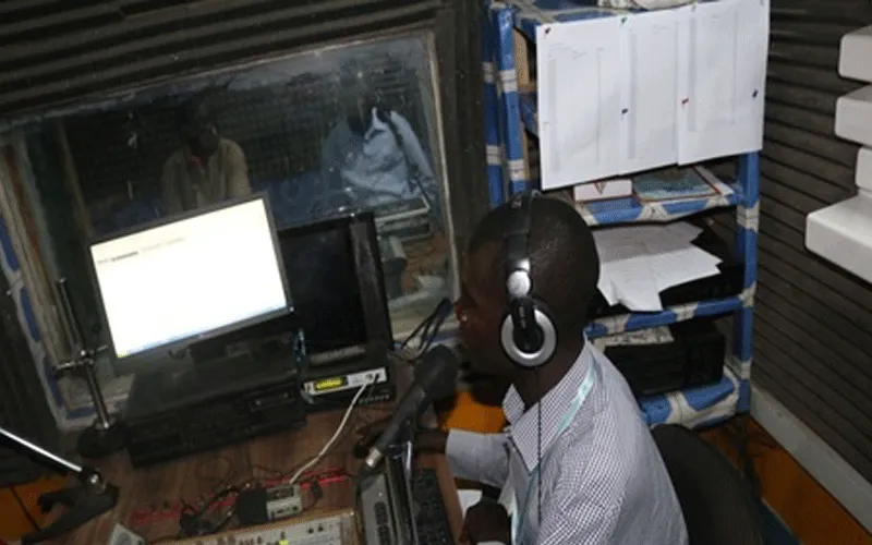 Un journaliste travaillant dans le studio d'Emmanuel Radio, au Soudan du Sud. Domaine public